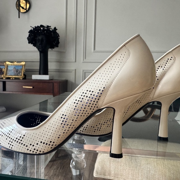 Authentic BRAND New BURBERRY Women Ivory CHISEL Leather Pumps Square Toe Heels - Picture 4 of 7